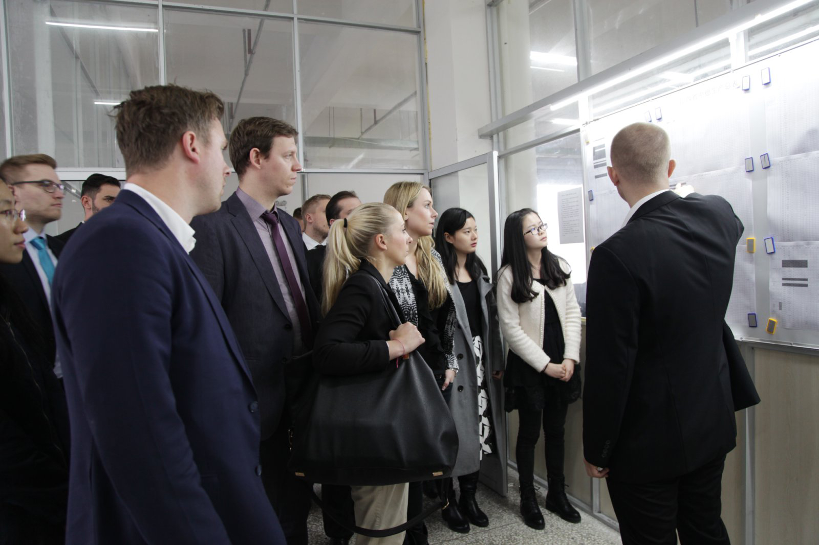 打造专业形象：工作服定制让企业品牌价值倍增(图1)